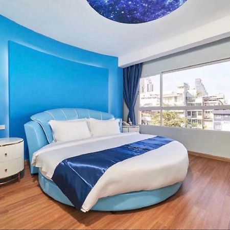 Sapphire Hotel Silom Bangkok Esterno foto A bedroom at the hotel