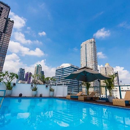 Sapphire Hotel Silom Bangkok Esterno foto The pool at the rooftop of the hotel