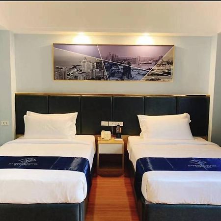 Sapphire Hotel Silom Bangkok Esterno foto Deluxe Twin