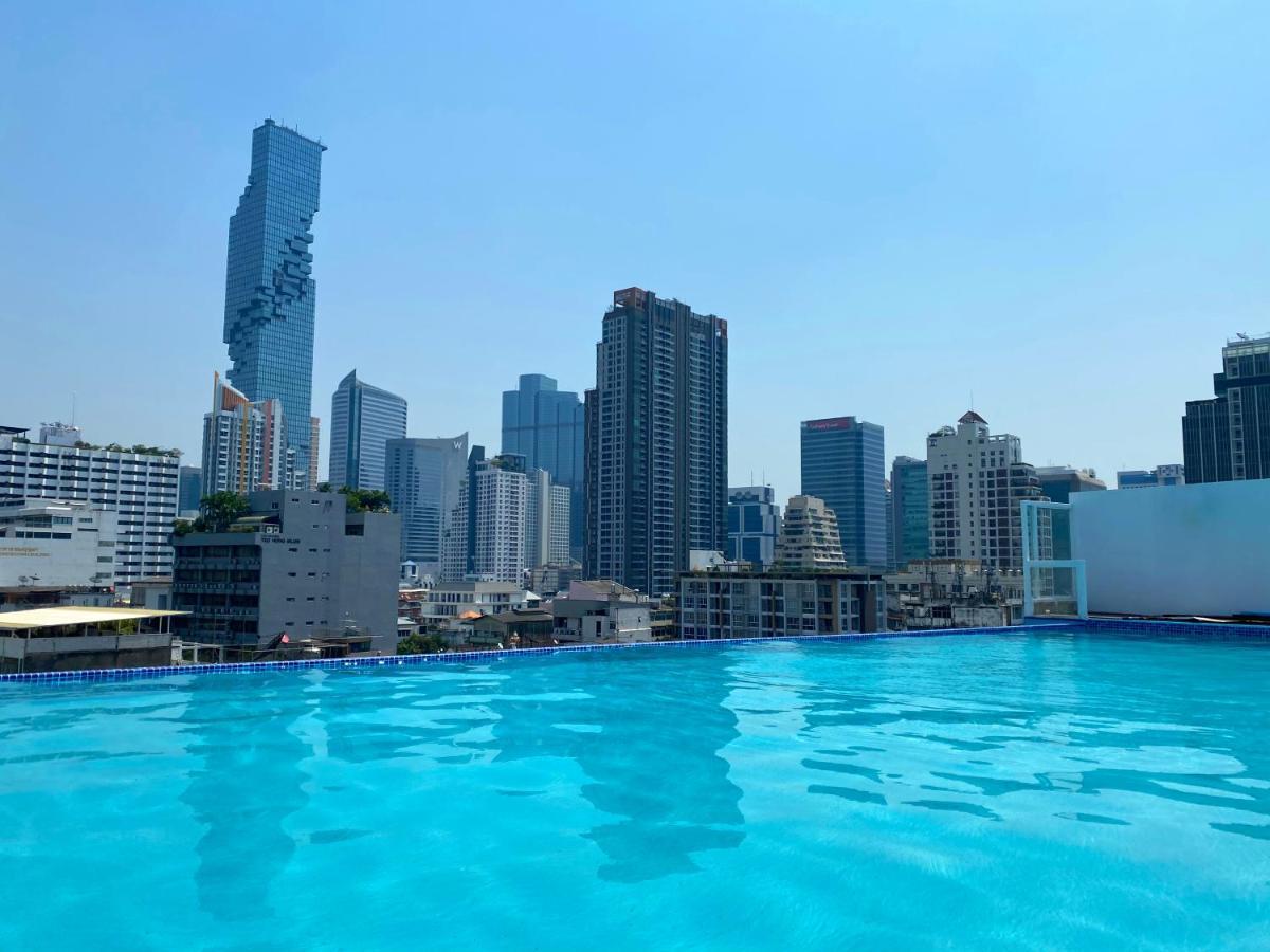 Sapphire Hotel Silom Bangkok Esterno foto View of the city from the rooftop pool