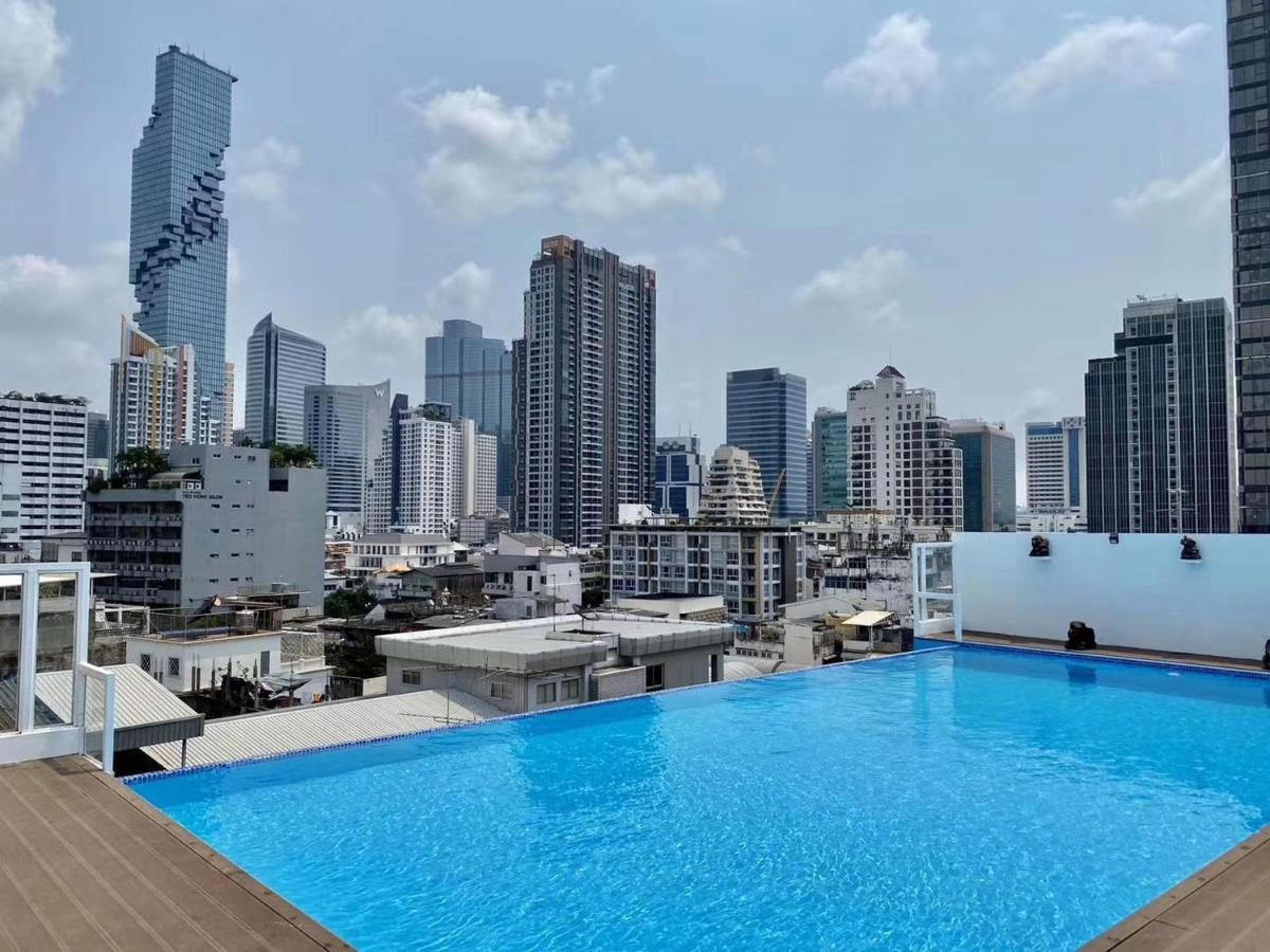 Sapphire Hotel Silom Bangkok Esterno foto View of the city from the rooftop pool
