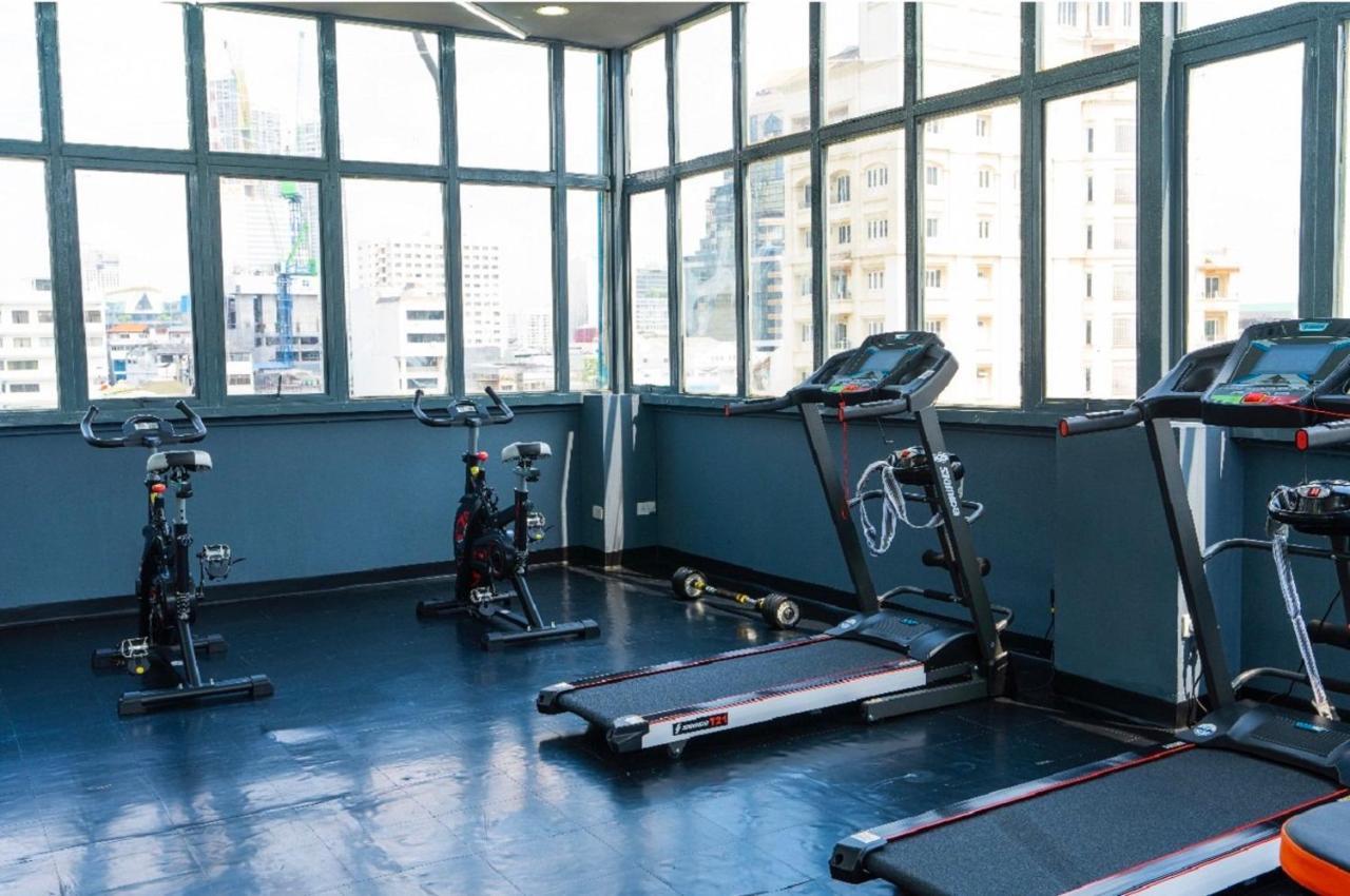 Sapphire Hotel Silom Bangkok Esterno foto The gym at the hotel