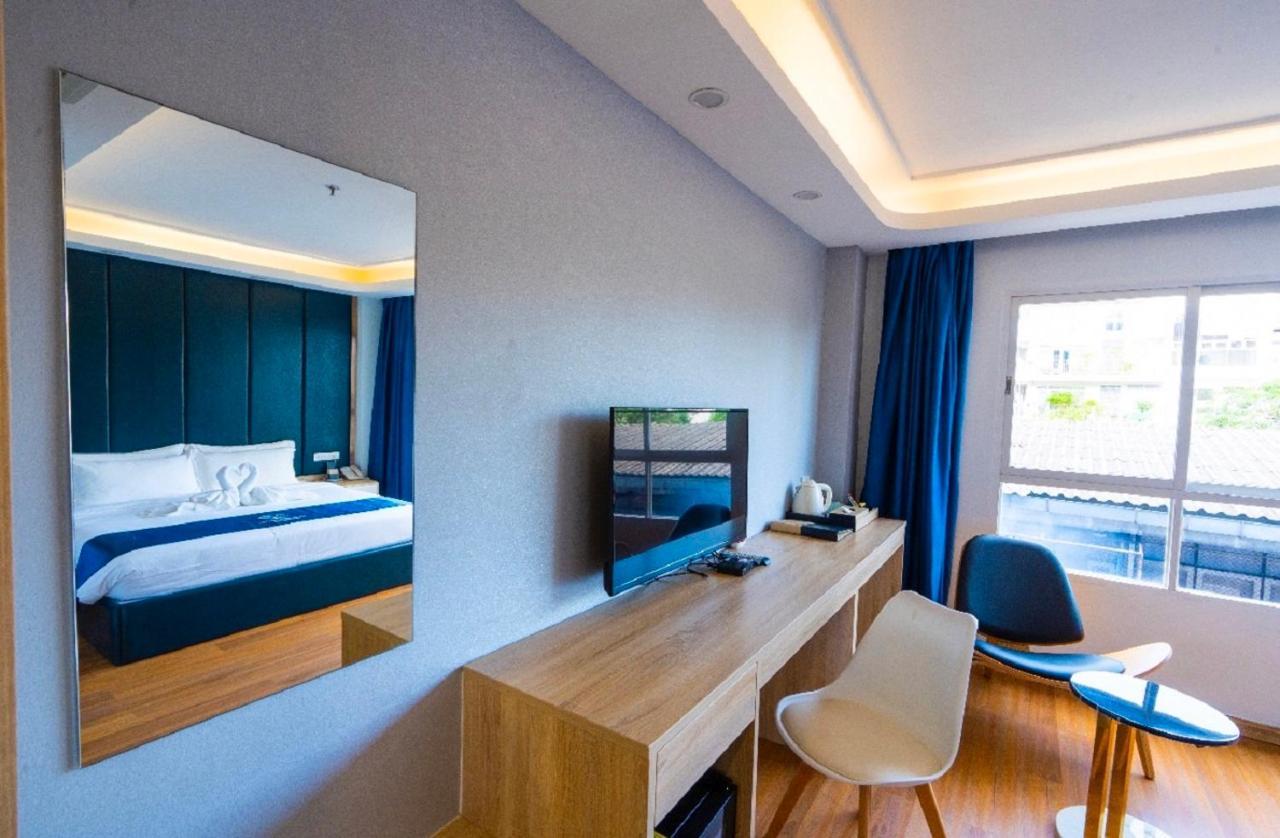 Sapphire Hotel Silom Bangkok Esterno foto Deluxe Room