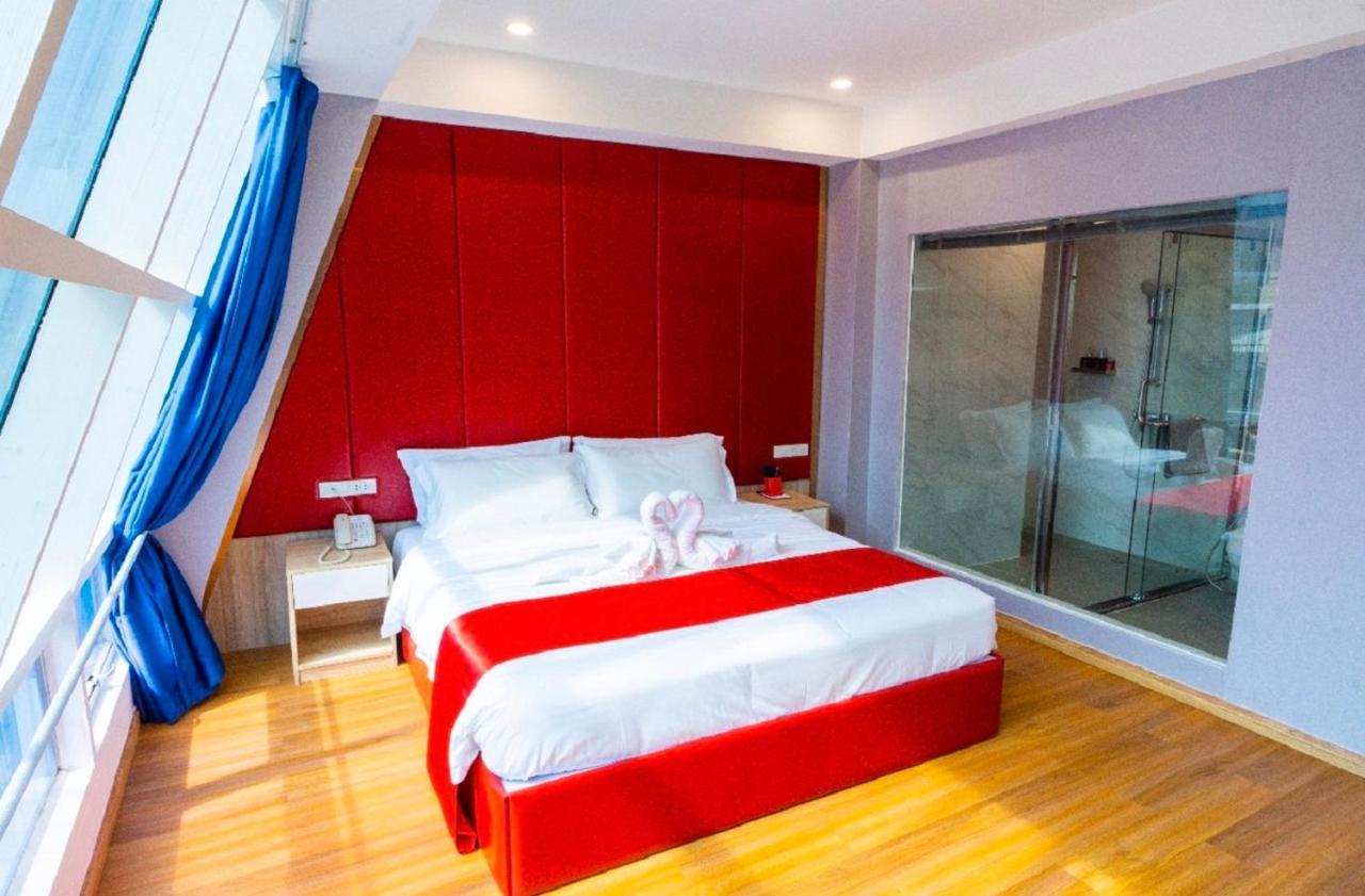 Sapphire Hotel Silom Bangkok Esterno foto A bedroom at the hotel