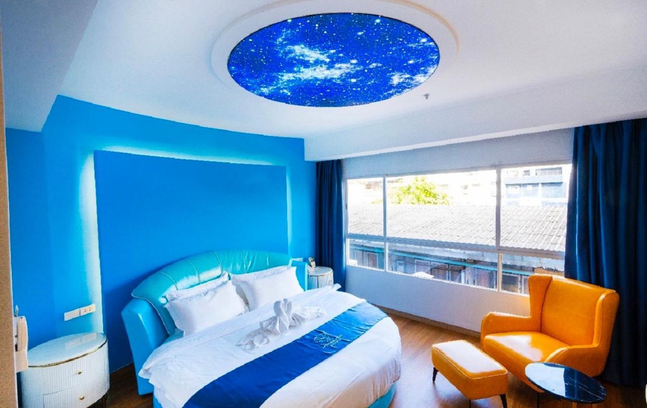 Sapphire Hotel Silom Bangkok Esterno foto A room at the hotel