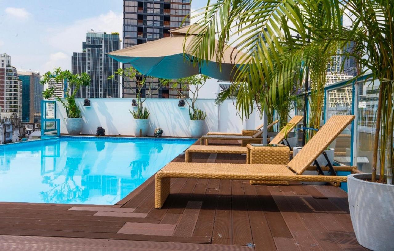Sapphire Hotel Silom Bangkok Esterno foto Rooftop pool at the hotel