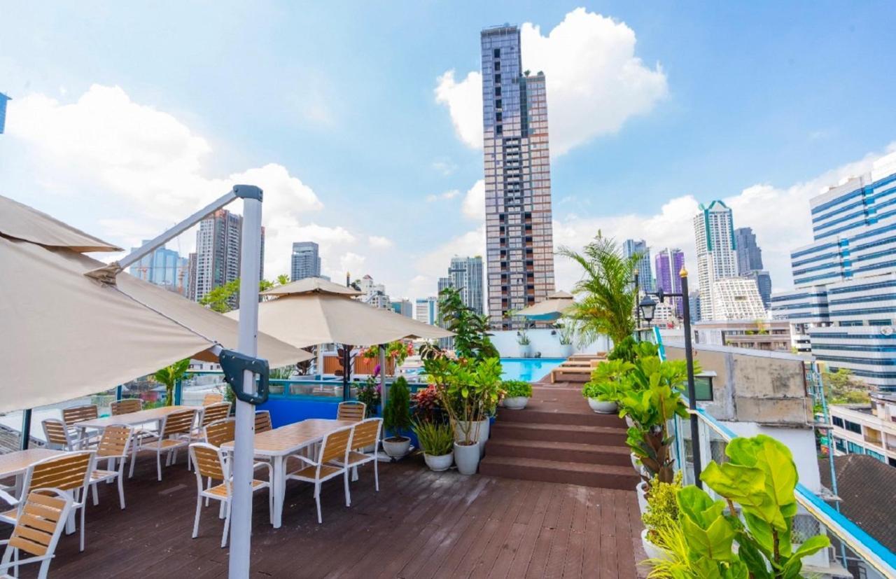 Sapphire Hotel Silom Bangkok Esterno foto Rooftop pool at the hotel