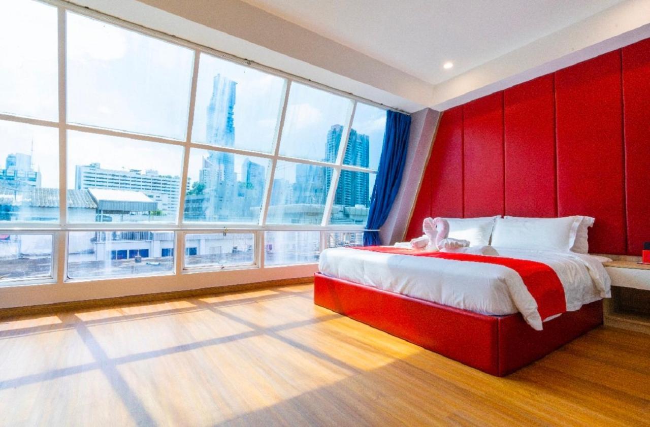 Sapphire Hotel Silom Bangkok Esterno foto A bedroom at the hotel
