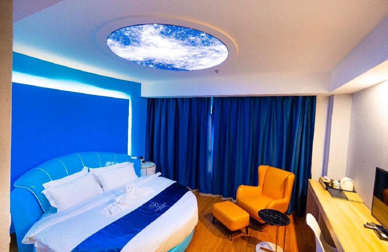 Sapphire Hotel Silom Bangkok Esterno foto A room at the hotel