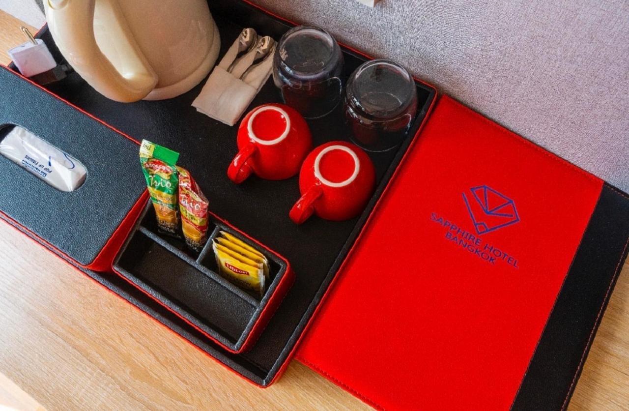 Sapphire Hotel Silom Bangkok Esterno foto A tea tray