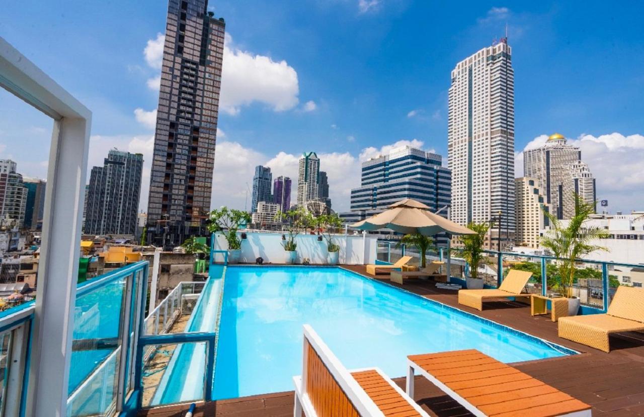 Sapphire Hotel Silom Bangkok Esterno foto Rooftop pool at the hotel
