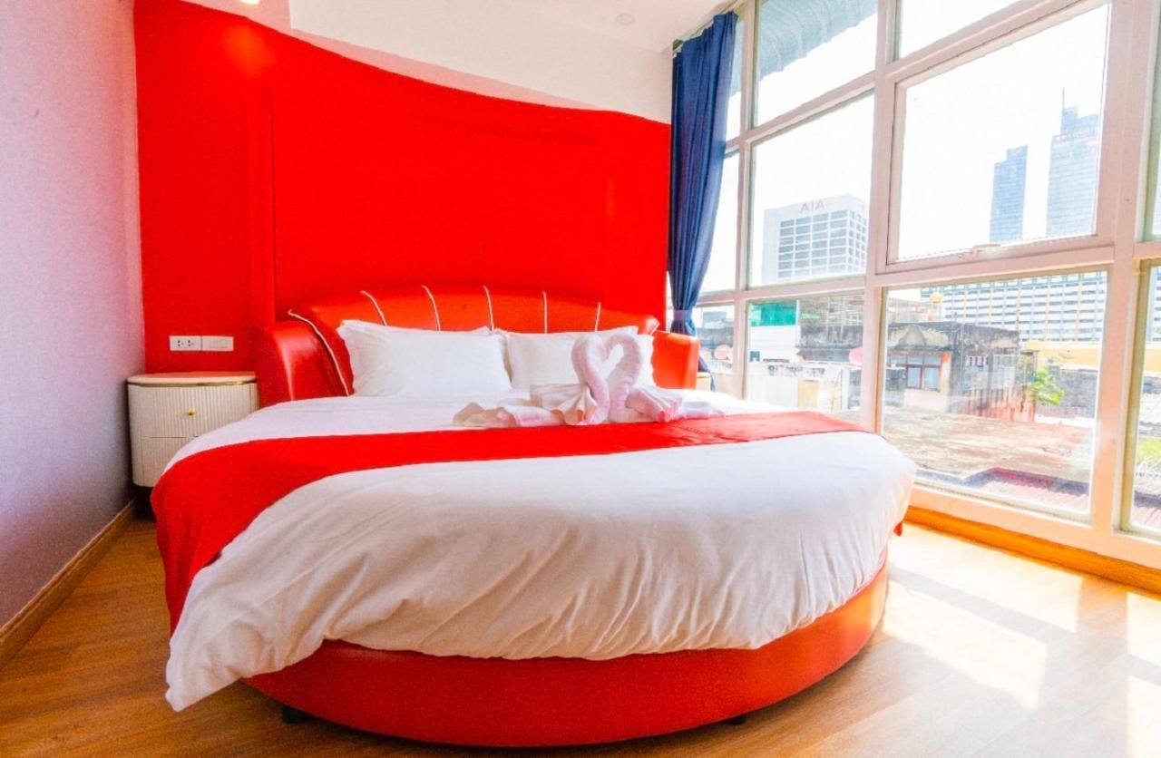 Sapphire Hotel Silom Bangkok Esterno foto A room at the hotel
