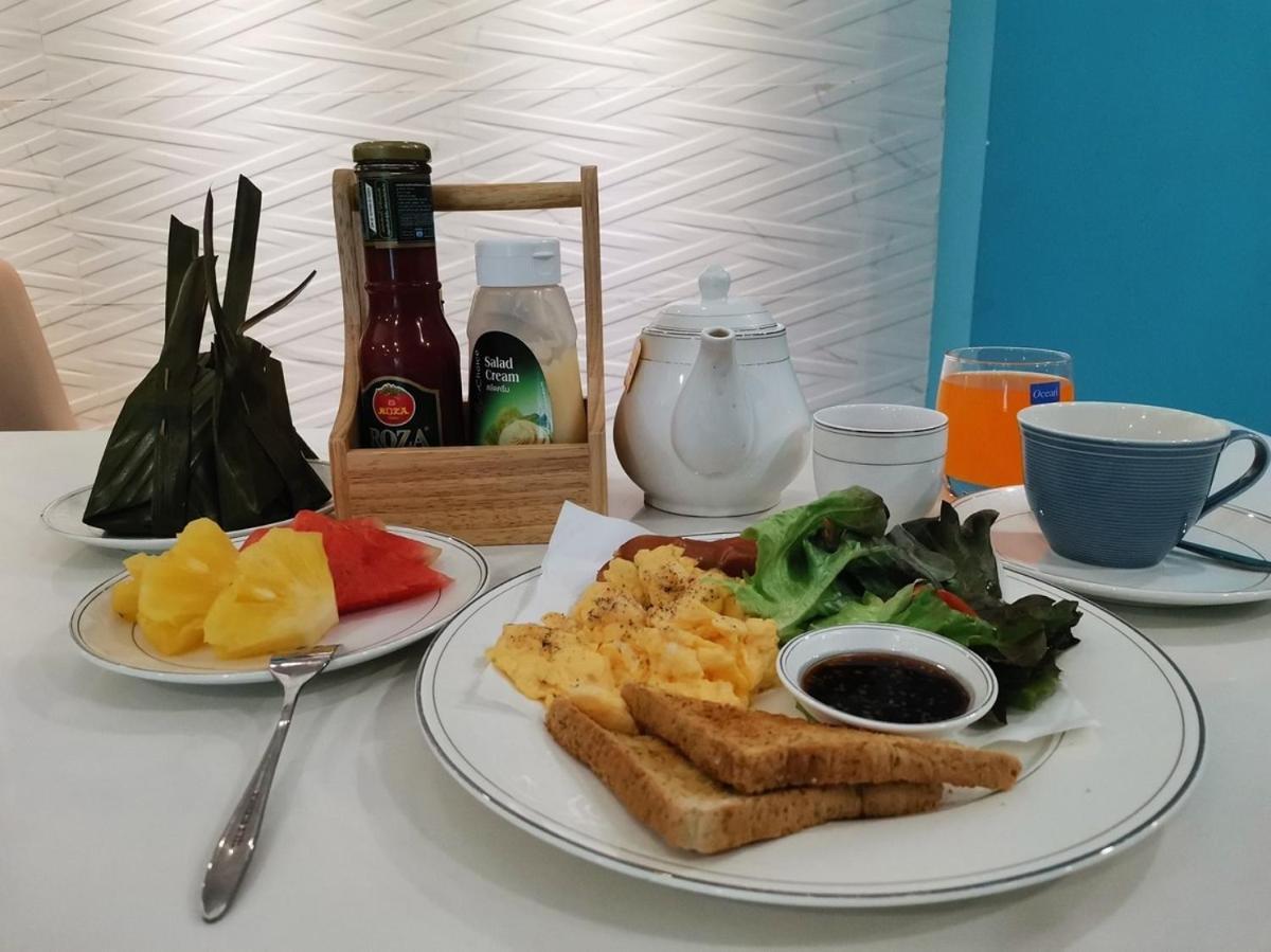 Sapphire Hotel Silom Bangkok Esterno foto A breakfast set at a restaurant in Malaysia
