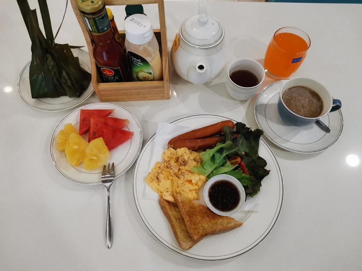 Sapphire Hotel Silom Bangkok Esterno foto A breakfast set at a hotel in Jakarta, Indonesia