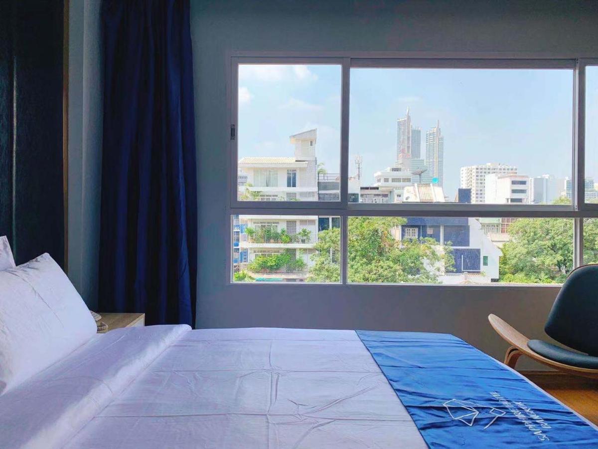 Sapphire Hotel Silom Bangkok Esterno foto A room at the hotel