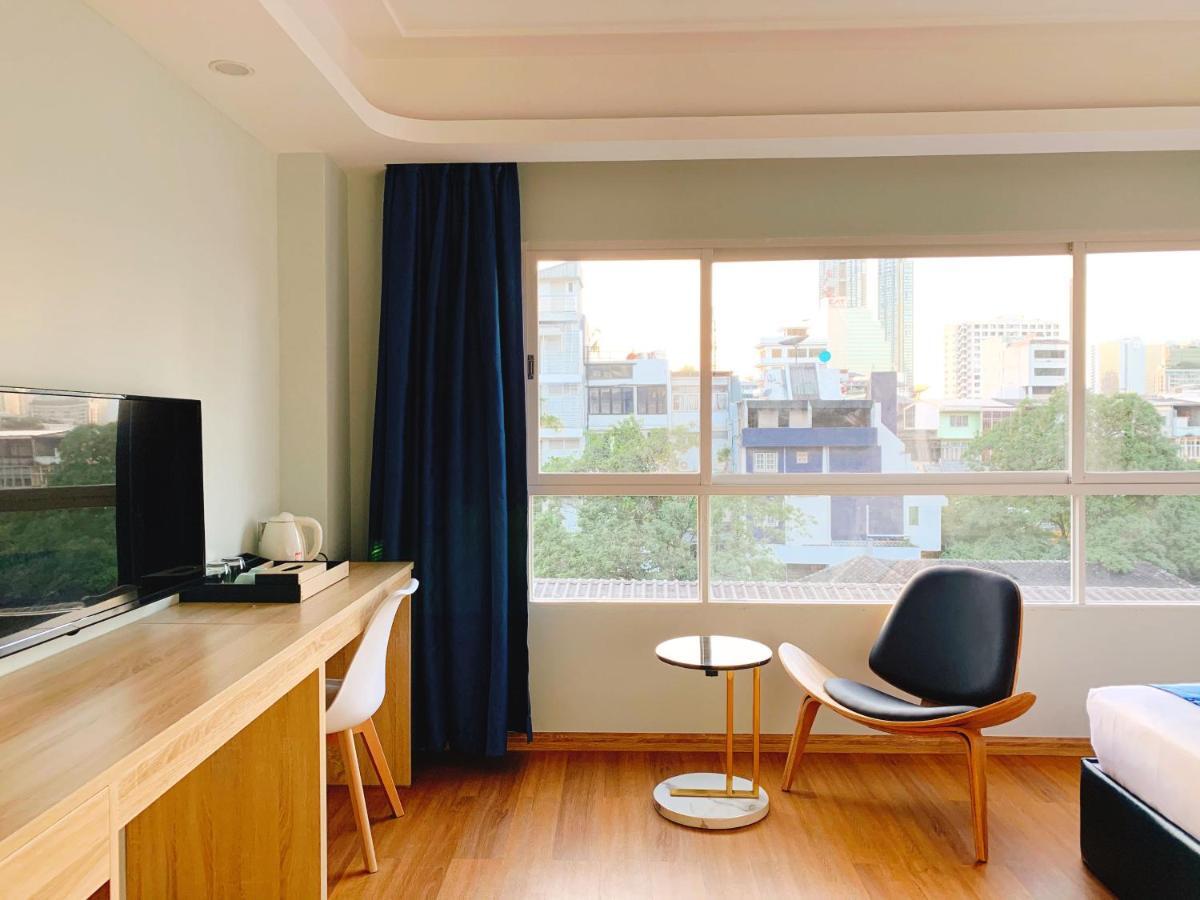 Sapphire Hotel Silom Bangkok Esterno foto A room at the hotel