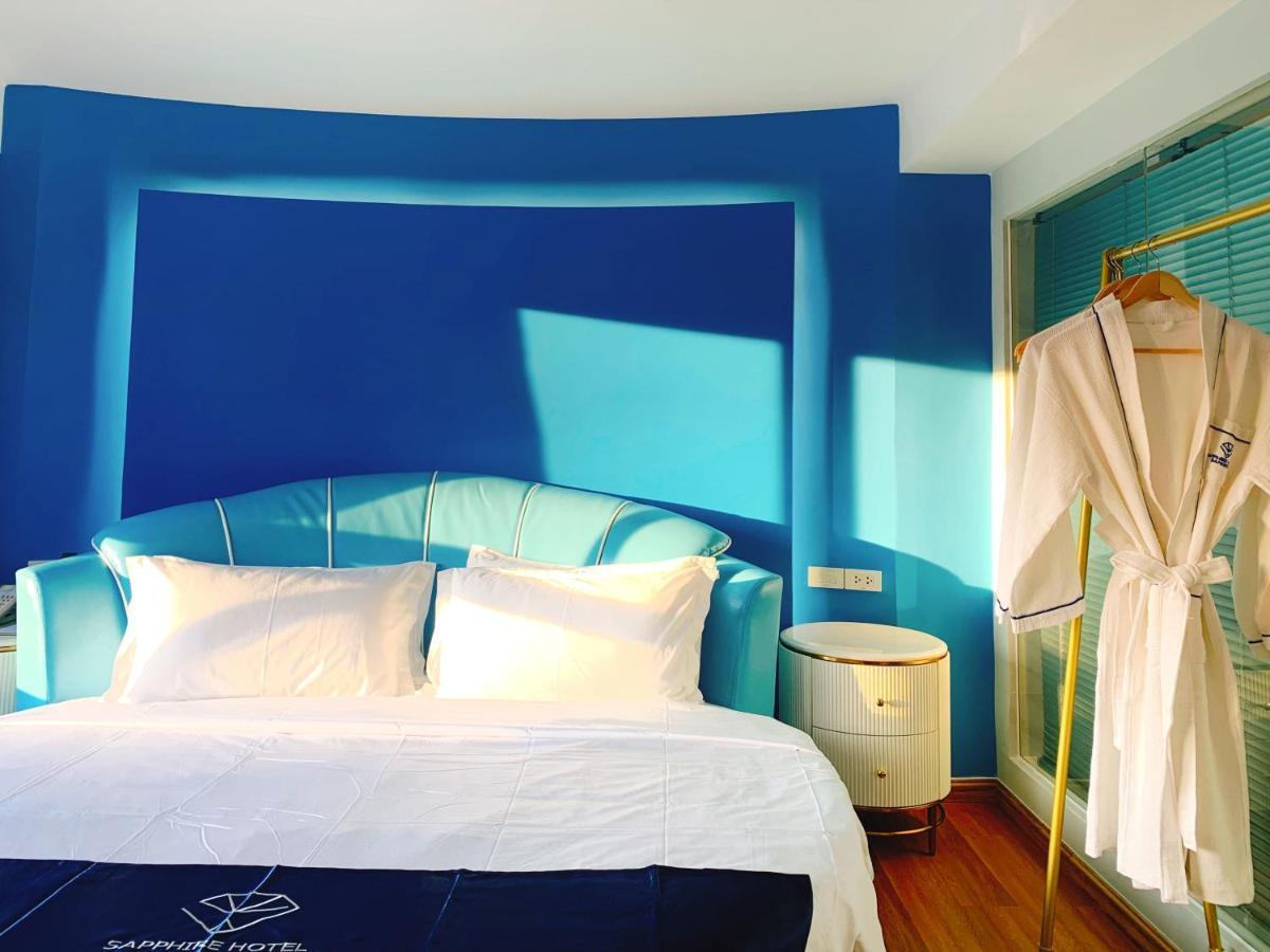 Sapphire Hotel Silom Bangkok Esterno foto A bathrobe hanging on a hanger