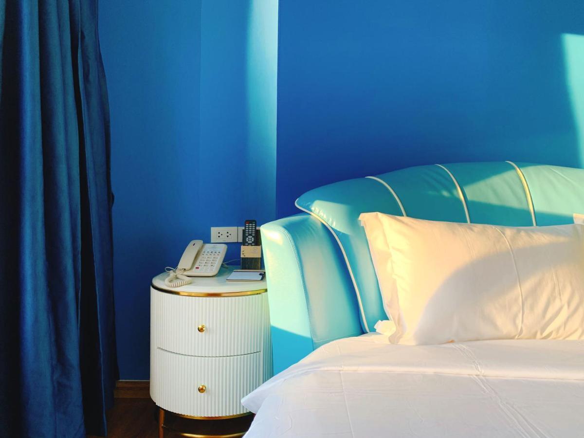 Sapphire Hotel Silom Bangkok Esterno foto A bedroom at the hotel