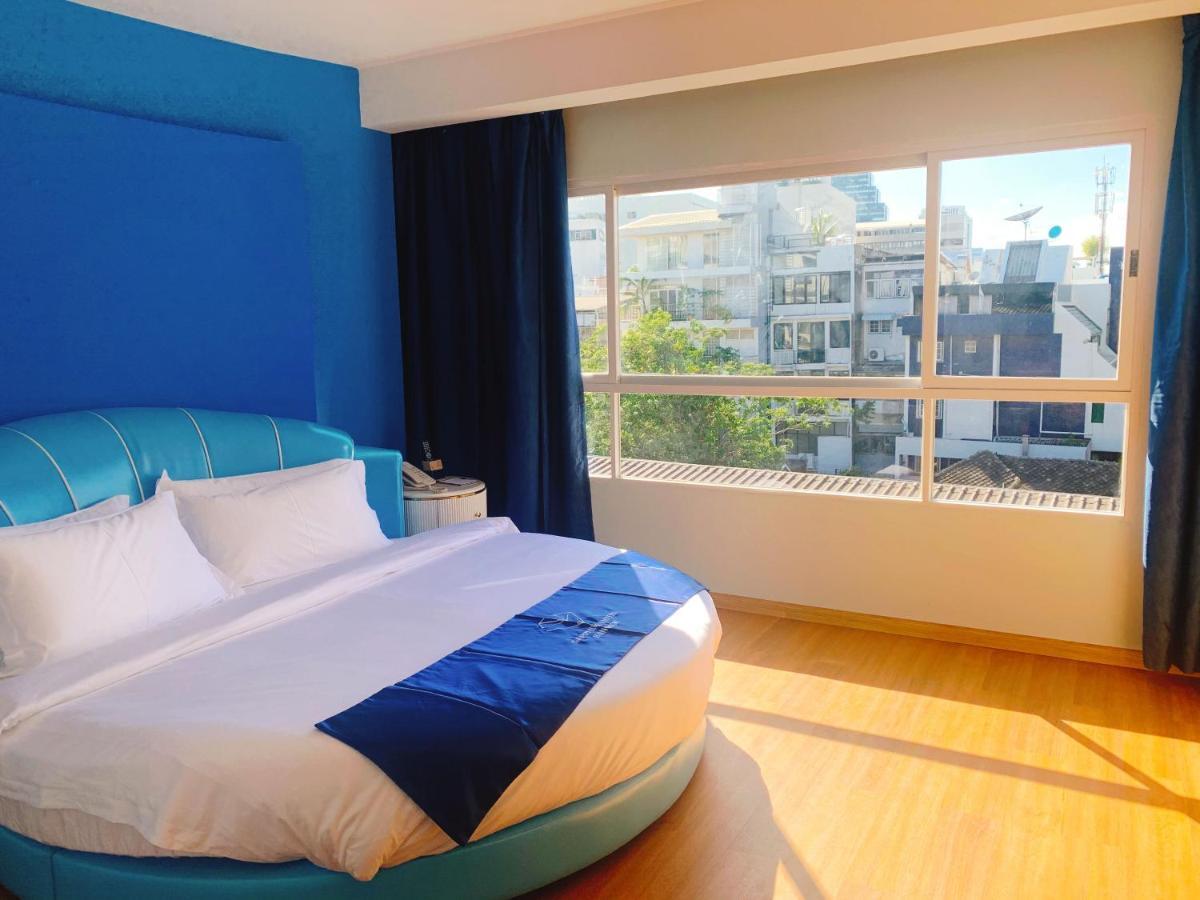Sapphire Hotel Silom Bangkok Esterno foto A bedroom at the hotel