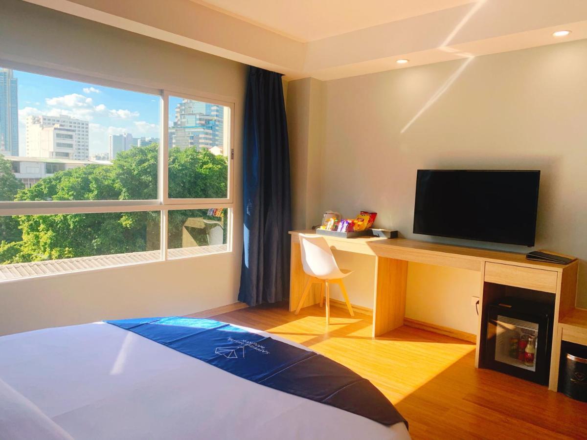 Sapphire Hotel Silom Bangkok Esterno foto A room at the hotel