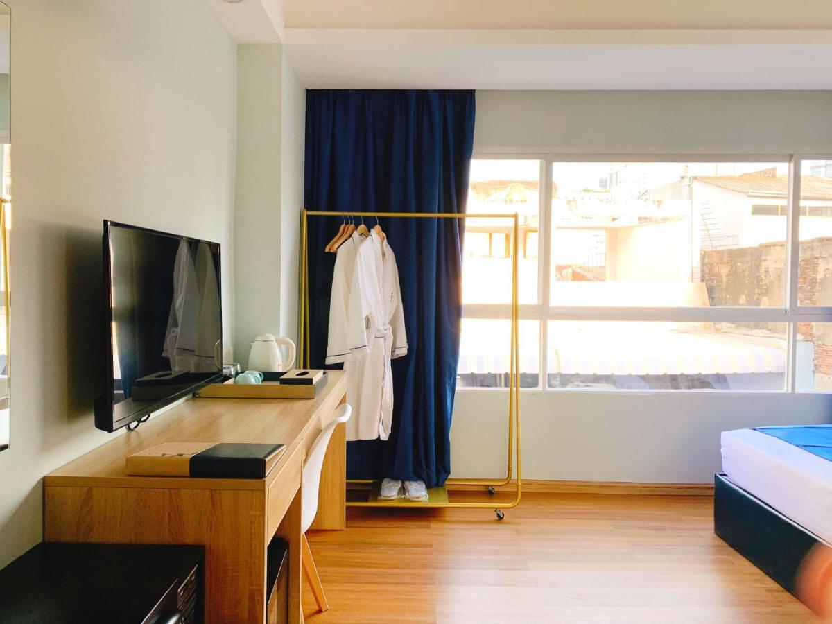 Sapphire Hotel Silom Bangkok Esterno foto A room at the hotel