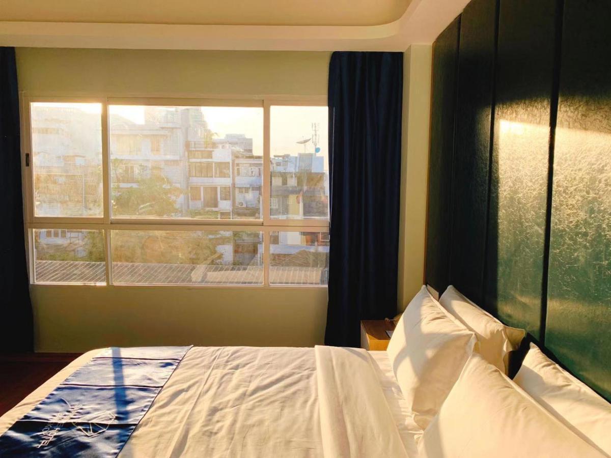 Sapphire Hotel Silom Bangkok Esterno foto A room at the hotel