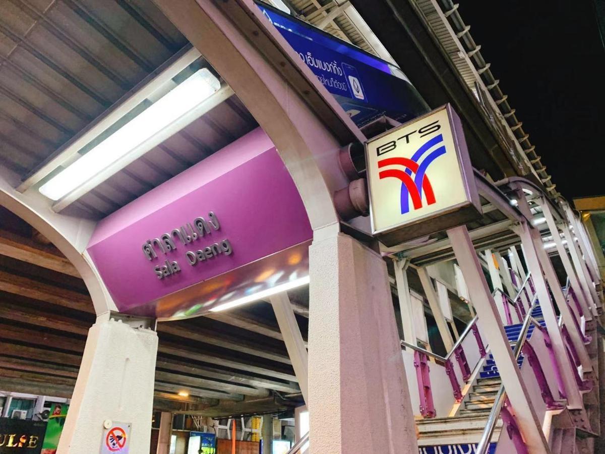 Sapphire Hotel Silom Bangkok Esterno foto The BTS Skytrain station