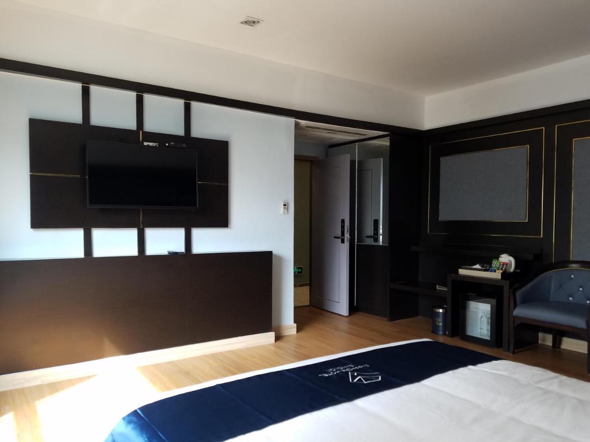Sapphire Hotel Silom Bangkok Esterno foto A room at the hotel