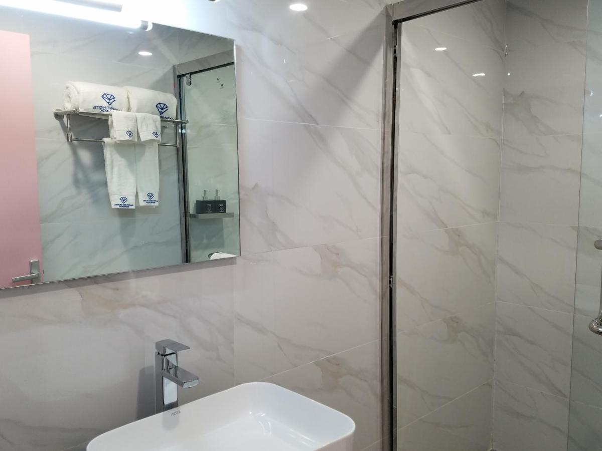 Sapphire Hotel Silom Bangkok Esterno foto Bathroom